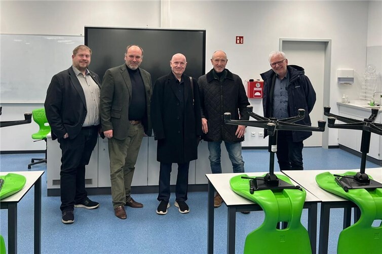 Schuldirektor Klaus Müller (rechts) freut sich zusammen mit den FDP-Vertretern (von links:) Stephan Thoma, Marco Weber, Ulrich van Bebber und Dominik Graf von Spee über die bereits jetzt neu aufgebauten naturwissenschaftlichen Räume in der berufsbildenden Schule in Bad Neuenahr-Ahrweiler