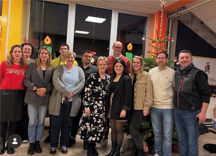 Schulelternbeirat, Schulleitungsteam und Teile des Fördervereins sowie Bürgermeister Jan Ermtraud.  Foto: Kerstin Doetsch