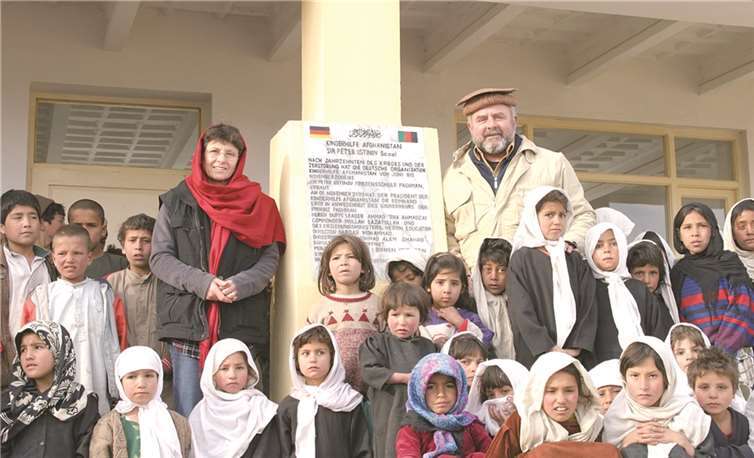 Schuleröffnung mit Dr. Reinhard Erös in AfghanistanPrivat