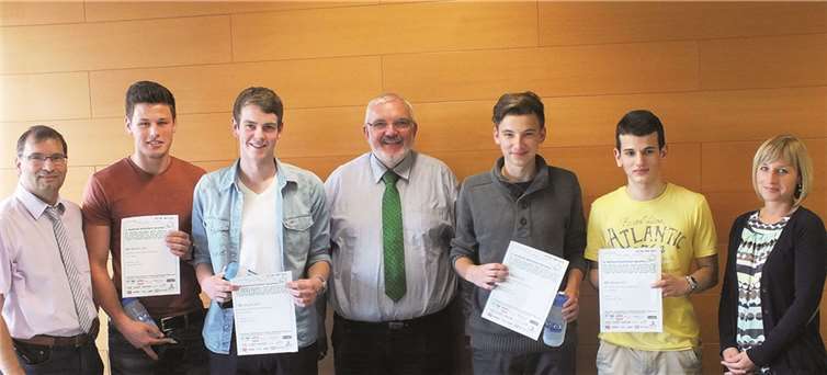 Schulinterne Siegerehrung für die Gewinner des dritten Platzes beim Mittelrhein Marathon: v.li. Gregory Dawson, Felix Adams, Christian Lüke, Heiner Günster (Schulleiter), Dennis Balsam, Demir Bihorac, Verena Ecker.
