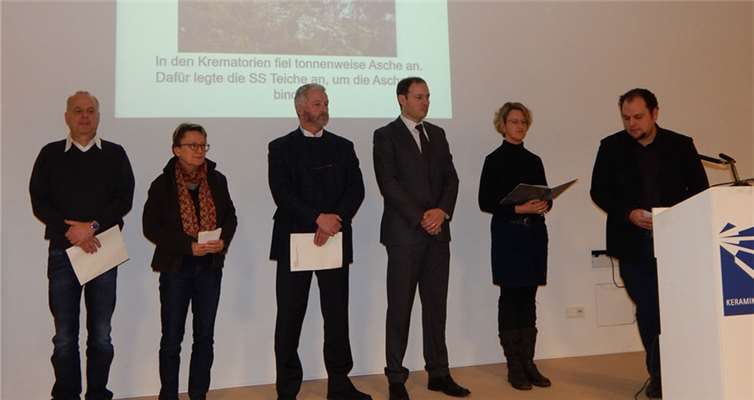 Schulische und kirchliche Vertreter im Gedenken an die Opfer der Konzentrationslager.