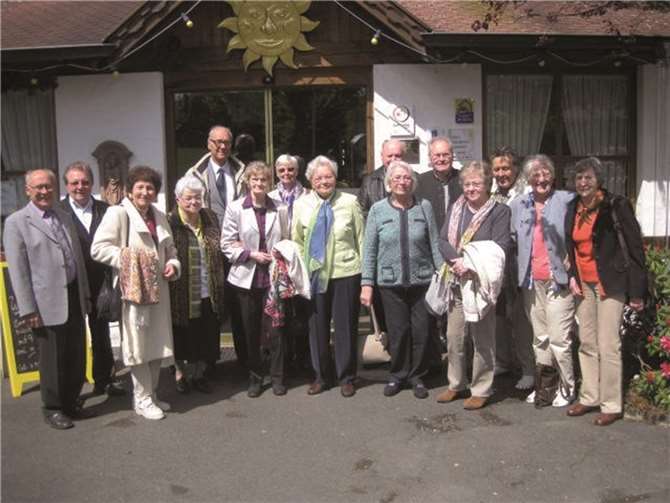 Schuljahrgang 1940 beim Treffen im Landhaus Sonnenhof Adenau. privat