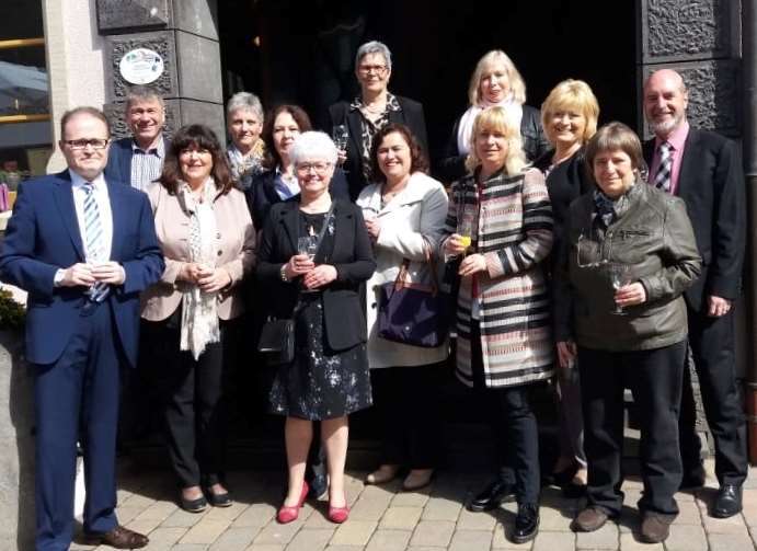 Schuljahrgang 1960 Rieden/Volkesfeld an ihrer Goldenen Kommunion.privat