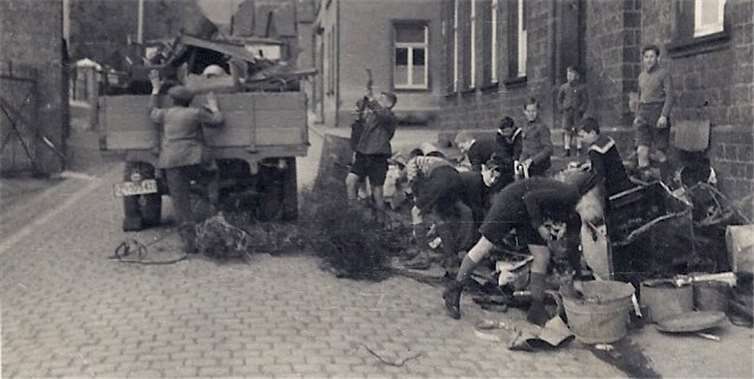 Als im Krieg vor 80 Jahren die Rohstoffe knapp wurden Schulkinder beladen einen Lkw mit gesammeltem Schrott 1941. Foto: Archiv F. G. Bell