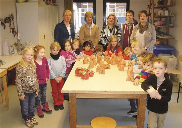 Schulkinder der Kita Maria Himmelfahrt und (v.l.) Annette Rühle (FBS), Hildegard Zschische (Leiterin Kita), Stefanie Lange (Leiterin FBS), Petra Weidmann (Kita), Niklas Lehmann (Kita). privat
