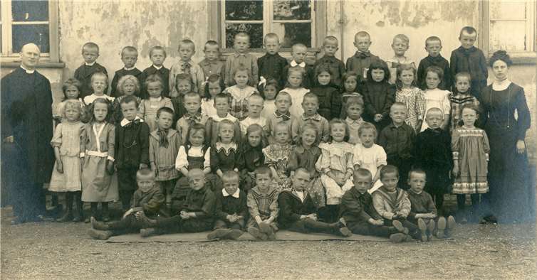 Schulklasse der Rheinbacher Volksschule um 1910 mit Dechant Dr. Franz Sasse und Lehrerin Josephine Pfahl.