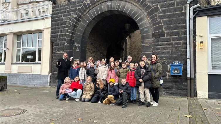 Schulklasse mit Oberbürgermeister Greiner. Foto: Johannes Lewenberg