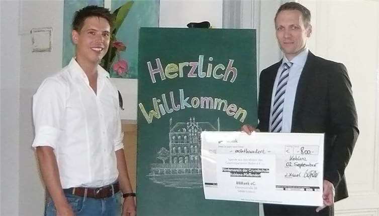 Schulleiter Andreas Schwesing freute sich über die Spende der BBBank an den Förderverein der Grundschule Pfaffendorf, die der Bibliothek zugutekommen soll. privat