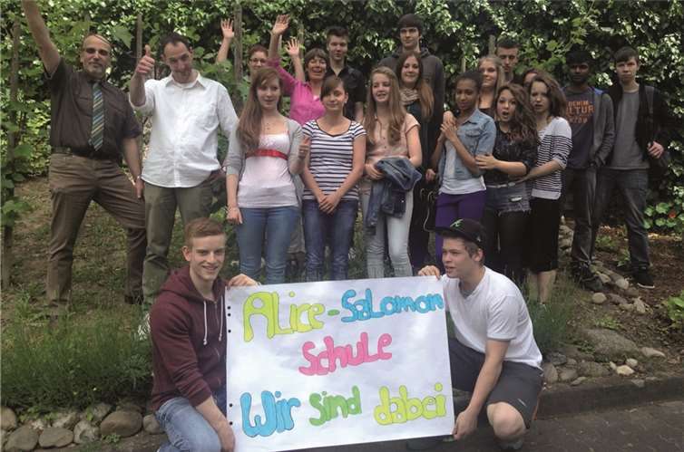 Schulleiter Axel Lischewski (1. v.l.) und die Pädagogische Leiterin Doris Schulte-Schwering (5. v.l.) freuen sich mit den Schülern auf das Finale in Berlin.