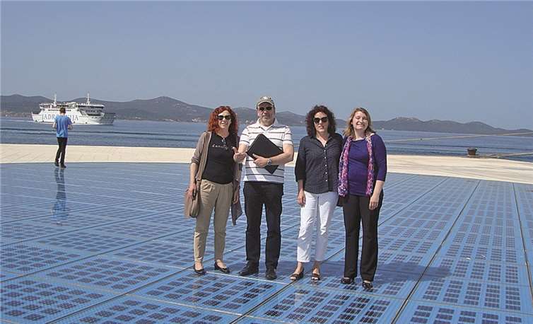 Schulleiter Axel Lischewski mit kroatischen Kolleginnen auf dem Solarplatz.Privat