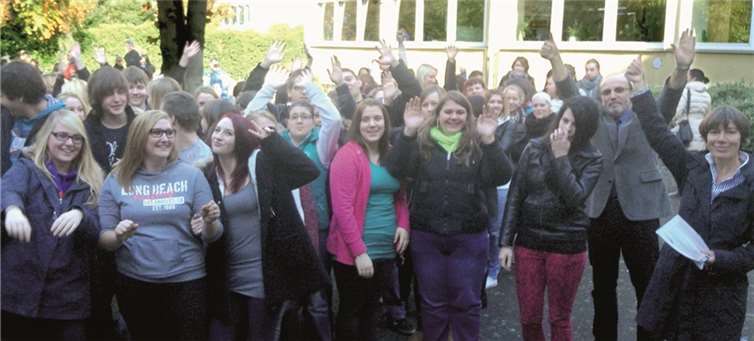 Schulleiter Axel Lischewski und die Pädagogische Leiterin Doris Schulte-Schwering jubeln mit den Schülern über das tolle Ergebnis. privat