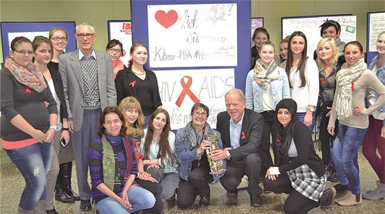 Schulleiter Bernd Lorenz und der stellvertretende Schulleiter Alfons Plag zeigten sich beeindruckt von der Informationsveranstaltung.