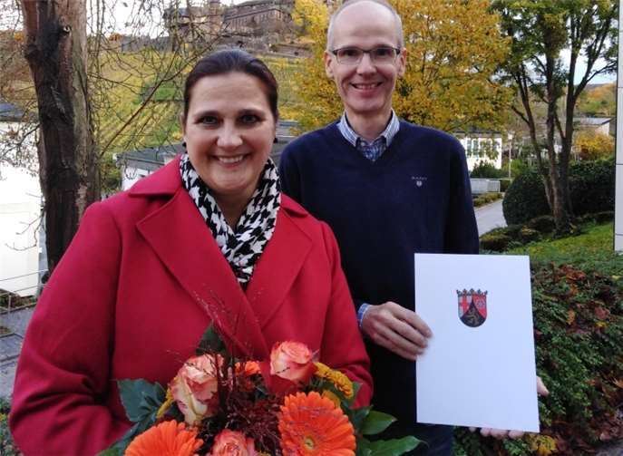 Schulleiter Christian Etzkorn freute sich, Simone Laubach eine Dankurkunde zu überreichen. Foto: privat