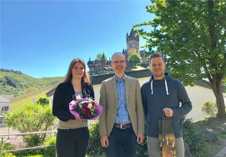 Schulleiter Christian Etzkorn freute sich mit den Lehramtsanwärtern Michèle Johannes und Tobias Schumacher.Foto: privat