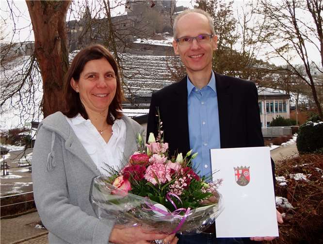 Schulleiter Christian Etzkorn übereichte Nicole Peters Urkunde und Glückwünsche der Landesregierung.  REalschule Cochem