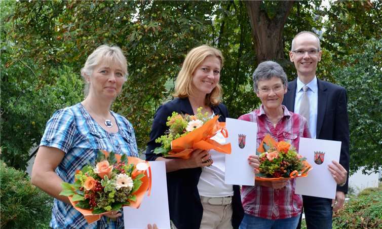 Schulleiter Christian Etzkorn überreichte den drei Jubilaren u.a. eine Dankurkunde der Landesregierung. privat