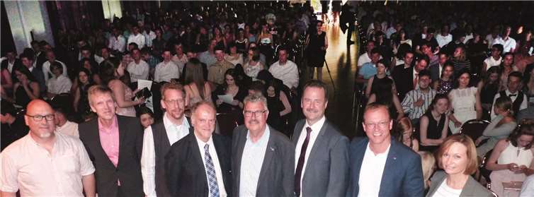 Schulleiter Christian Waters (3. v. r.) begrüßte u. a. die beiden Ehrengäste VG-Bürgermeister Jörg Lempertz (2. v. r.) und Stadtbürgermeister Hans Peter Ammel (4. v. r.).