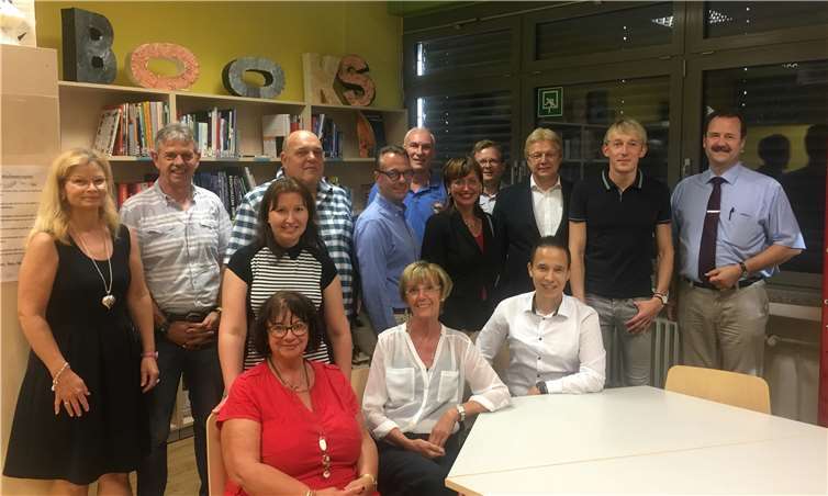 Schulleiter Christian Waters (Mitte rechts) überzeugte die Genossinnen und Genossen der Kreistagsfraktion vom zukunftsorientierten Kurs der beiden Schulformen.privat