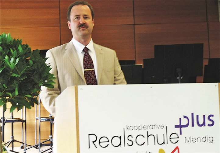 Schulleiter Christian Waters gab den Schülern noch wertvolle Tipps für den weiteren Lebensweg.