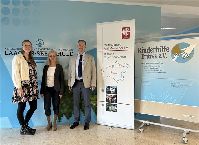 Schüler der Laacher-See-Schule Mendig erlaufen mehr als 21.000 Euro  Schulleiter Christian Waters konnte stolze 4.268,20 an den Verein Kinderhilfe Eritrea e.V. sowie 2.134,10 Euro an die Kindergruppe „Lapislazuli“ von der Caritas Mayen übergeben. Foto: Laacher-See-Schule Mendig