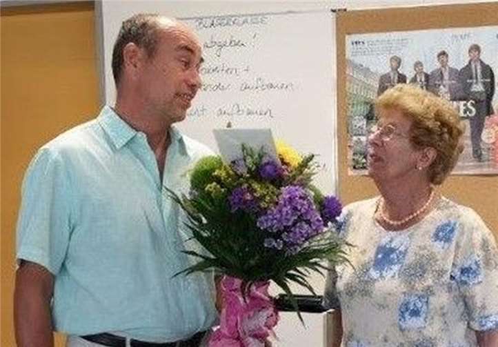 Schulleiter Dieter Kugler dankt Margot Lang für ihren langjährigen Einsatz an der Schule in Kobern-Gondorf. Foto: privat