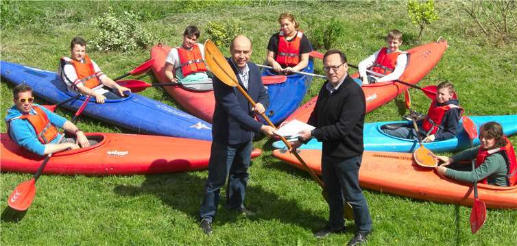 Schulleiter Dieter Kugler sowie Vorstandsmitglied Gerd Haag vom WSC Untermosel vor der Schüler-AG-Kajak-Gruppe. Betreut wird die AG von den Sozialarbeitern Daniel Kendel und Alexander Knopp. Foto: Daniel Kendel