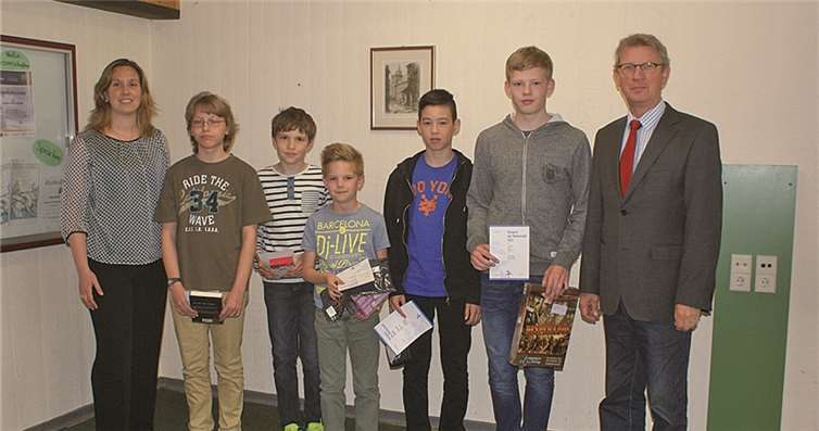 Schulleiter Dieter Lehmann und Wettbewerbsleiterin Silvia Heimermann zeichneten die Sieger aus. privat