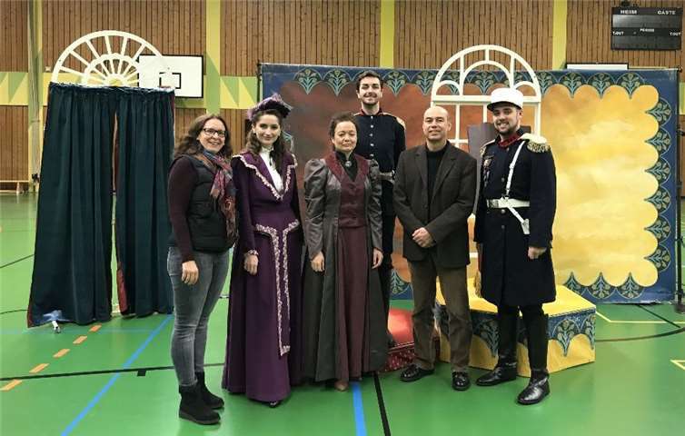 Schulleiter Dieter Möntenich (2. v. r.) begrüßte Zuschauer und Akteure. Claudia Kugler-Müller (l.), die Fachschaftsleiterin für das Fach Englisch, war für Vorbereitung und Durchführung der Veranstaltung verantwortlich. privat