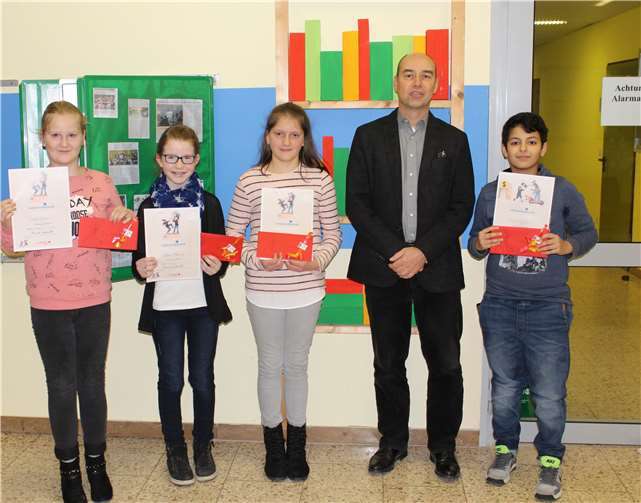 Schulleiter Dieter Möntenich (2.v.r.) gratulierte allen Klassensiegern im Lesewettbewerb der Realschule plus/Fachoberschule Untermosel. Feddy Ben Mustafa (ganz r.) erwies sich als bester Leser aller Klassensieger und wurde Schulsieger. Realschule plus und Fachoberschule Untermosel