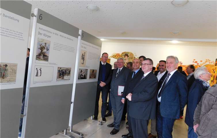 Schulleiter Dieter Möntenich (6. v.li.) präsentierte im Rahmen des Holocaust-Gedenktages an der Realschule plus Untermosel den geladenen Gästen die Ausstellung „abgestempelt - Judenfeindliche Postkarten“.Privat