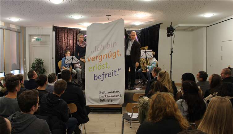 Schulleiter Dieter Möntenich (re.) und die Pfarrerin der evangelischen Pfarrgemeinde Winningen Iris Ney eröffneten die Präsentationstage „500 Jahre Reformation“ an der Realschule plus und Fachoberschule Untermosel. privat