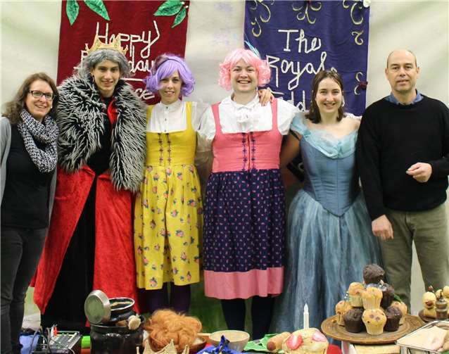 Schulleiter Dieter Möntenich (rechts) begrüßte Zuschauer und Akteure. Claudia Kugler-Müller (links), die Fachleiterin für das Fach Englisch, zeichnete für Vorbereitung und Durchführung der Veranstaltung verantwortlich. privat