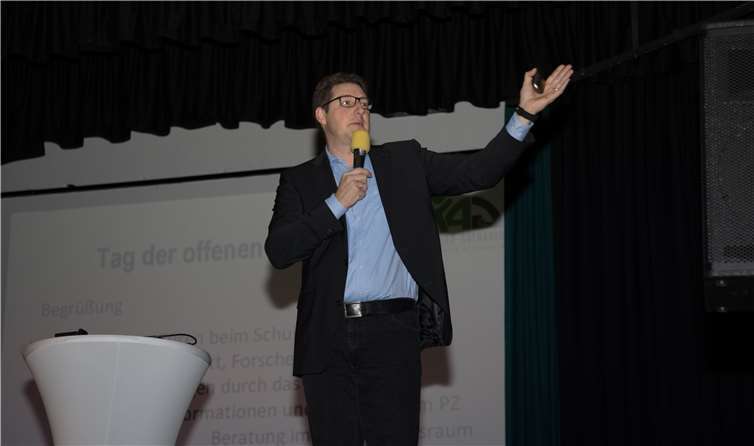 Schulleiter Dirk Bahrouz begrüßte die Gästeund präsentierte einen ersten Überblicküber das Schulprofil des Konrad-Adenauer-Gymnasiums.