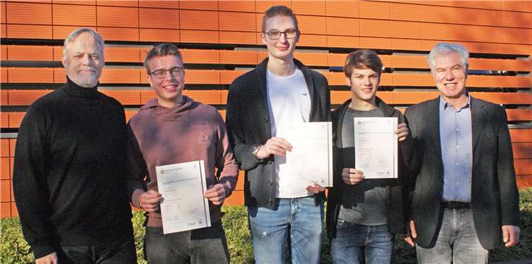 Schulleiter Dr. Jens Braner gratulierte den erfolgreichen Absolventen, die sich dieser Herausforderung als Erste am RGS gestellt hatten. Foto: privat