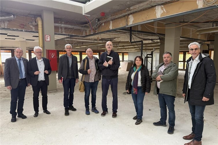 Schulleiter Dr. Klaus Müller (2. Von links) und Erich Seul vom Schulträger Kreis Ahrweiler (rechts) informierten die FWG Kreistagsfraktion bei einem Besuch in der BBS über die Entwicklung zum Wiederaufbau und der beschlossenen Erweiterung . Foto: Hermann Freund