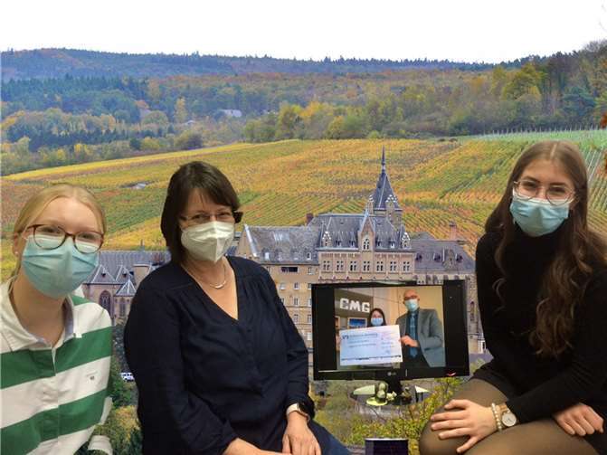Schulleiter Dr. Markus Bohnensteffen überreichten die stolze Summe von 1.500 Euro in einer Videokonferenz der Leiterin des Ganz-Ohr-Teams, Elke Hohmann, sowie den Vertreterinnen der SV Luisa Bertram und Charlotte Jürgens.Foto: privat