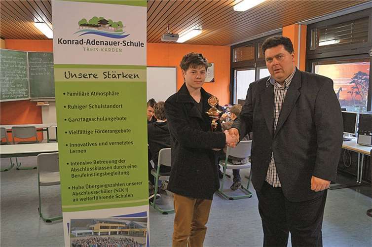 Schulleiter Eugen Herrmann gratulierte in der Realschule plus Robin Boos zur erzielten Bronze-Medaille bei der Schach-Rheinlandmeisterschaft. MT