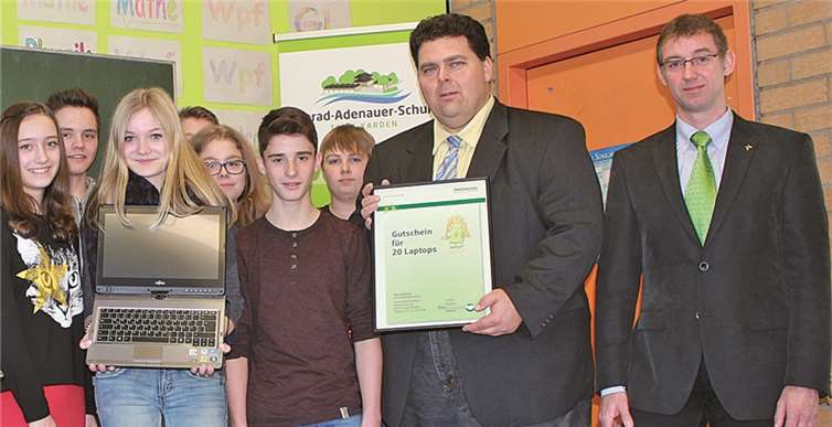 Schulleiter Eugen Herrmann hat im Beisein des Provinzial Geschäftsstellenleiters Klaus Bischof gut ausgestattete Laptops übernommen.Privat