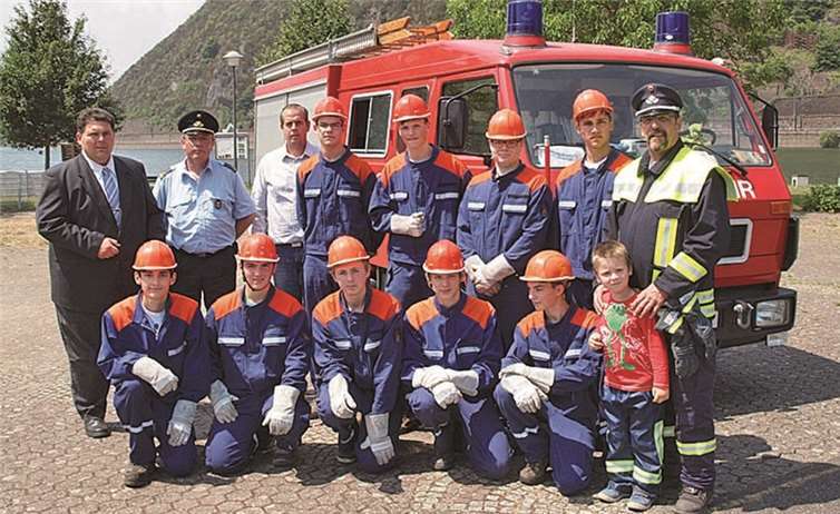Schulleiter Eugen Herrmann (li.) freute sich mit den erfolgreichen Neuntklässlern, Wehrleiter Michael Mosig (re.) und Kreis-Feuerwehrinspekteur Hans-Werner Thomas über die erbrachten Leistungen bei der Prüfung zum „Truppmann“. privat