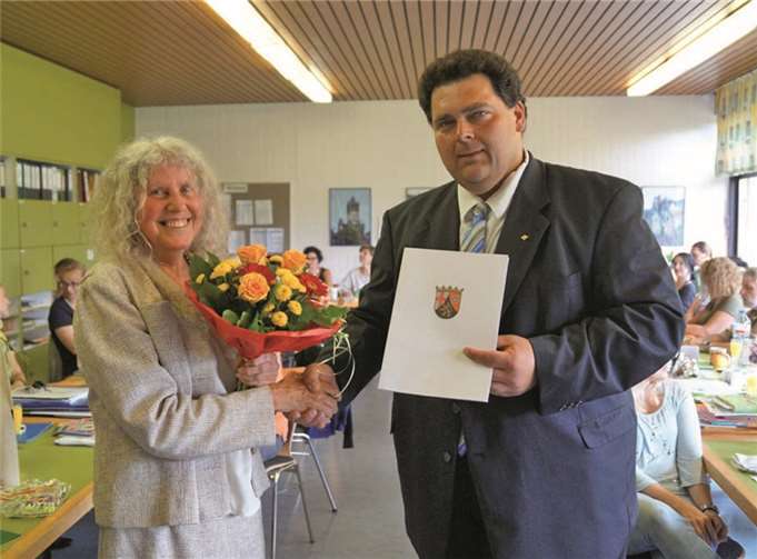 Schulleiter Eugen Herrmann überreichte Lydia Schuster in einer kleinen Feierstunde die Urkunde der ADD Trier. MT