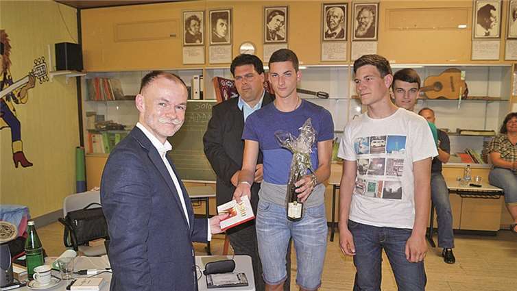 Schulleiter Eugen Herrmann und die Schüler bedankte sich bei Joachim Engel, der einen beeindruckenden Vortrag hielt. TT