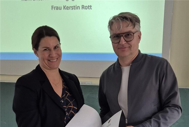 Schulleiter Frank Sütterlin überreicht Kerstin Rott die Ernennungsurkunde und wünscht ihr weiterhin viel Erfolg. Foto: Martin Schmitt