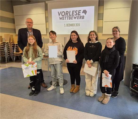 Schulleiter Gerhard Müller, Schulsiegerin Hannah Bunge, Erven Qerimi, Joanna Gietzen, Kara Joy Grasso, Stella Bläsius, Lehrerin und Organisatorin Silke Hein-Bertram. Foto: Anja Wilberg