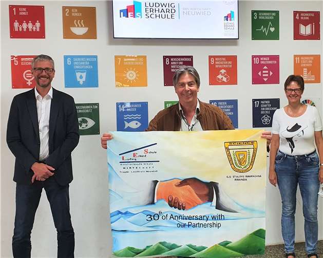 Schulleiter Gido Fischer, Kurt Gebel und Marita Herzog vom örtlichen Personalrat der Ludwig-Erhard-Schule freuen sich über die Solidarität des Kollegiums und der Eltern- und Schülerschaft.Foto: LES Neuwied