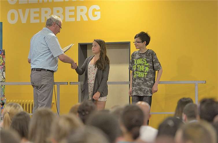 Schulleiter H. Schmitz, Lia Becker und Jan Heier.