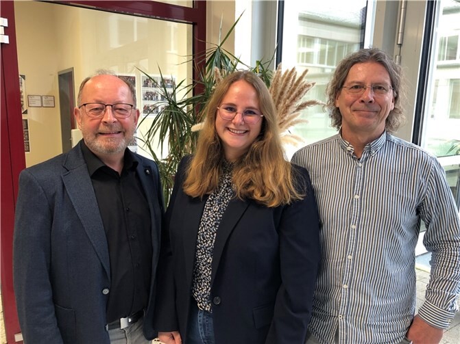 Schulleiter Hans-Jürgen Schmitz und Personalratsvorsitzender Andreas Heinrich gratulierten Maureen Weber im Namen der ganzen Schulgemeinschaft. Foto: Hans-Jürgen Schmitz