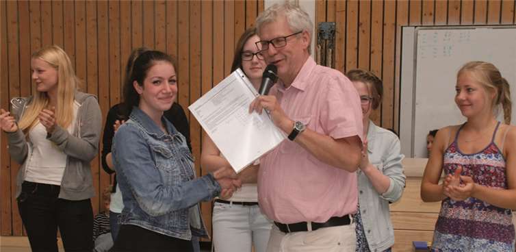 Schulleiter Hans Rieck gratulierte Annika Händeler zum Hans-Riegel-Preis.