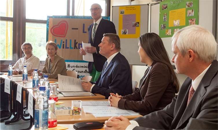 Schulleiter Hans-Werner Rieck (stehend) begrüßte den Bundesgesundheitsminister bei seinem Besuch in der BBS. JOST
