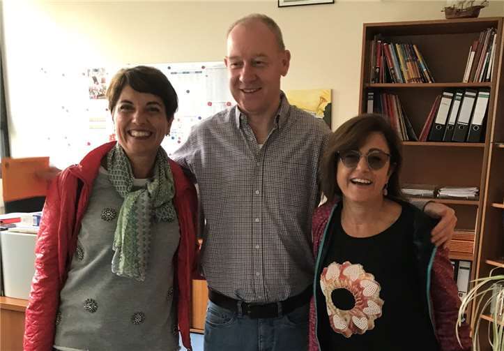 Schulleiter Hartmut Schiemann begrüßte die beiden italienischen Kolleginnen Rossella Ingravalle (l.) und Mariangela Dell’Orco (r.).Foto: privat