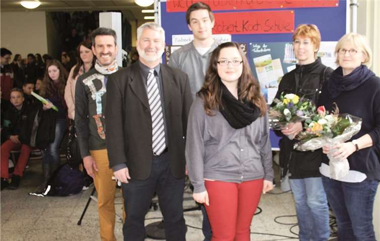Schulleiter Heinz-Jörg Dähler eröffnete mit Initiatorin Cornelia Persicke die Ausstellung. privat